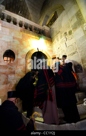 Ortodossa Etiope di sacerdoti a piedi attraverso la Chiesa etiopica cappella nella chiesa del Santo Sepolcro di Gerusalemme. Foto Stock