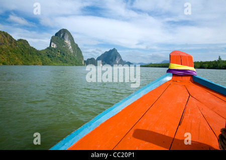 Le isole della Baia di Phang-Nga il Parco Marino Nazionale visto da una barca dalla lunga coda. Phang-Nga, Thailandia Foto Stock