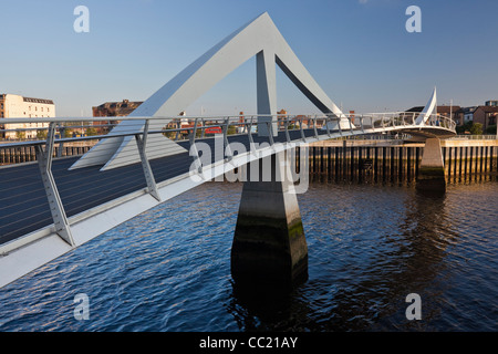 Vista laterale di Tradeston passerella sul fiume Clyde a Glasgow, Scozia Foto Stock