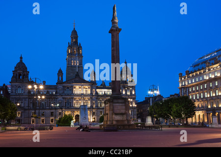 George Square e Glasgow City Chambers di notte Foto Stock