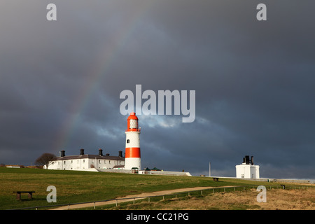 Souter faro con cielo scuro e rainbow North East England Regno Unito Foto Stock