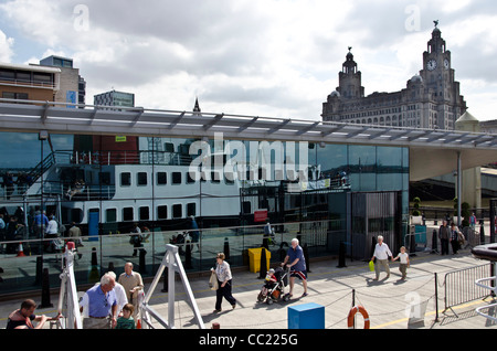 Il Traghetto "Croce del Mersey, riflessa in Liverpool ferry terminal, Inghilterra. Foto Stock