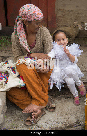 Donna in abito tradizionale con sua figlia in Old Manali, Himachal Pradesh, India Foto Stock