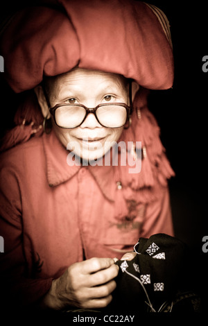 Ritratto di un tradizionale rosso Tribeswoman Dao nel villaggio di Thanh Kim vicino a Sapa in Vietnam del Nord, del sud-est asiatico. Foto Stock