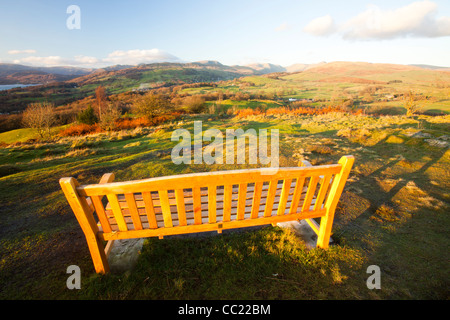 Un memoriale di sede sulla testa Orrest sopra Windermere nel Lake District, Cumbria, Regno Unito. Foto Stock