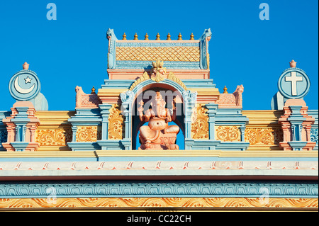 Divinità indù Signore Ganesha su un dipinto di archway contro il cielo blu. Puttaparthi, Andhra Pradesh, India Foto Stock