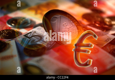 Vista ravvicinata di varie banconote e monete in euro con particolare attenzione al simbolo dell'euro catturato in una composizione dettagliata Foto Stock