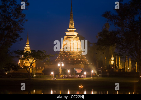 Rovine di Wat Sa Si (noto anche come stagno Sacro Convento) accesa durante il festival di Loi krathong. Sukhothai, Thailandia Foto Stock
