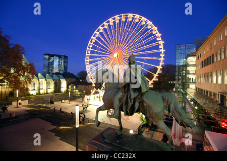Mercato di Natale, ruota panoramica nel centro della città di Essen, in Germania, in Europa. Foto Stock