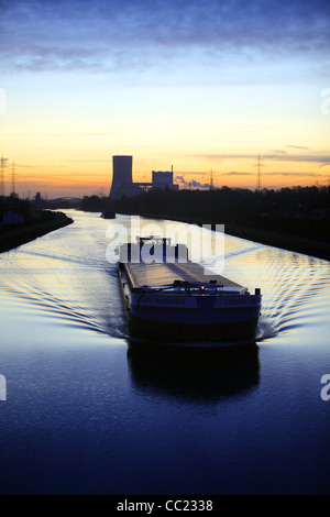 Per via navigabile, Datteln-Hamm-Kanal, canale artificiale per il trasporto interno di navi, all'alba. Waltrop, Germania, Europa. Foto Stock