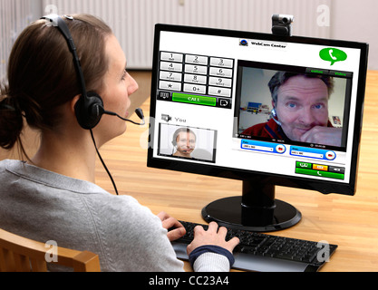 Conversazione tra due persone su Internet. Chat video con con web cam e cuffie tramite voice over IP o VOIP. Live chat online. Foto Stock