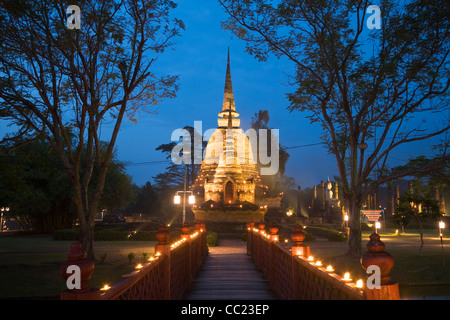 Le rovine di Wat Sa Si (noto anche come stagno sacro monastero) illuminata di notte in The Sukhothai Historical Park. Sukhothai, Thailandia Foto Stock