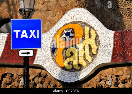 Barcellona, Spagna. Parco Guell (Antoni Gaudi, 1914) piastrellato nome Mosaico sulla parete esterno / Taxi segno Foto Stock