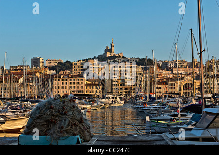 Il vecchio porto, Vieux Port, con la Basilica di Notre Dame de la Garde in distanza, Marsiglia, Marsiglia, Provence-Alpes-Côte d' Foto Stock