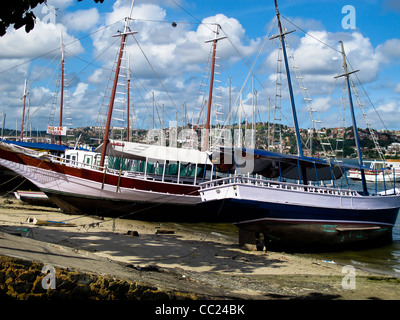 I turisti di Barche e yachts spiaggiata nella baia di Salvador, Brasile Foto Stock