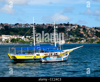 I turisti barche e yacht nella baia di Salvador, Brasile Foto Stock