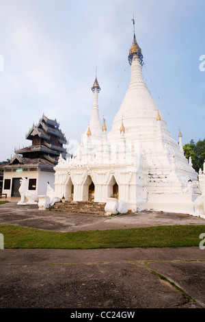 Il stile Burmese chedi del Wat Phra That Doi Kong Mu. Mae Hong Son, Mae Hong Son, Thailandia Foto Stock