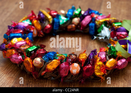 Ghirlanda di Natale con confezione di cioccolato attaccato Foto Stock