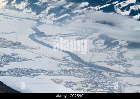 Vista sulla valle Zillertal da Kaltenbach Hochzillertal ski region, Tirolo, Austria Foto Stock