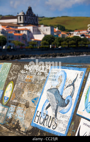 Una visita di yachtsman mano-dipinge una nave's calling card sulla marina di pareti a Horta, isola di Faial nelle Azzorre Foto Stock