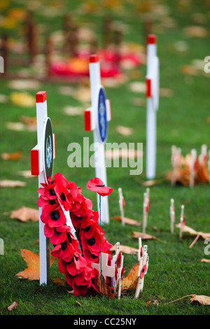 Ghirlande, papaveri e piccole croci in un war memorial garden vicino un cenotafio, George Square, Glasgow, Scotland, Regno Unito Foto Stock