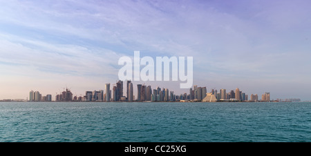 La skyline di Doha poco prima del tramonto, Gennaio 5, 2012, vista dal mare. Foto Stock