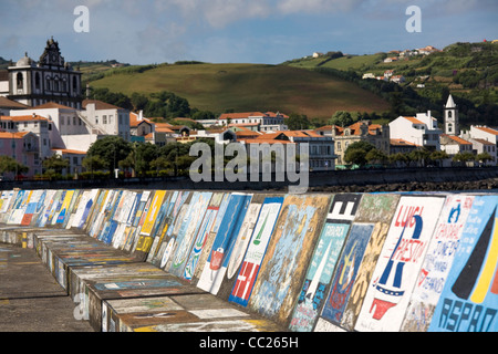 Una visita di yachtsman mano-dipinge una nave's calling card sulla marina di pareti a Horta, isola di Faial nelle Azzorre Foto Stock