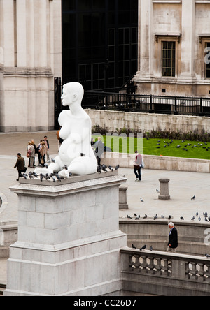 Una vista del quarto zoccolo a Trafalgar Square con una scultura di Alison incinta faldatore dell'artista contemporaneo Marc Quinn Foto Stock