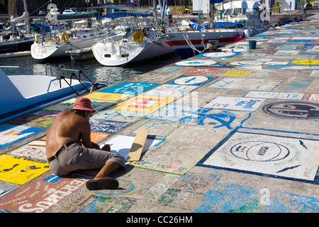 Una visita di yachtsman mano-dipinge una nave's calling card sulla marina di pareti a Horta, isola di Faial nelle Azzorre Foto Stock