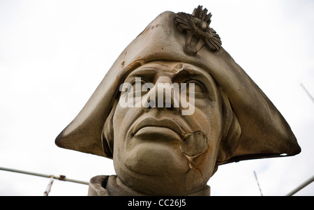 Un dettaglio di Nelson la testa da Nelson's Colonna, Trafalgar Square, Londra. Mostra l'alleggerimento di danni prima di riparare in 2006. Foto Stock