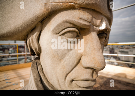 Un dettaglio di Nelson la testa da Nelson's Colonna, Trafalgar Square, Londra. Mostra l'alleggerimento di danni prima di riparare in 2006. Foto Stock