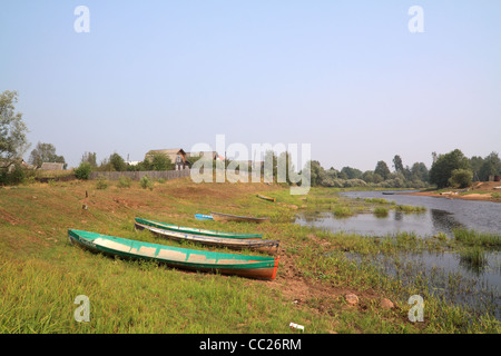 Barche sul fiume costa Foto Stock