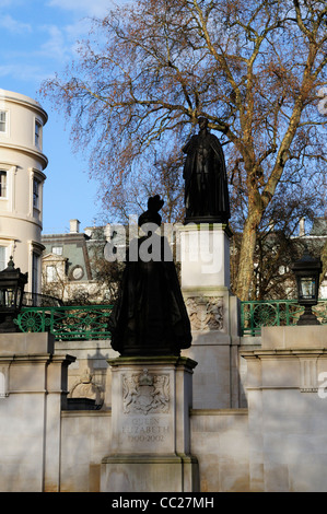 Statue della regina Elisabetta la regina madre e il re George VI, il Mall, Westminster, London, England, Regno Unito Foto Stock