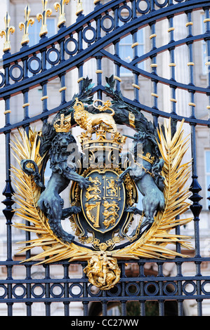 Stemma sui cancelli di Buckingham Palace, London, England, Regno Unito Foto Stock