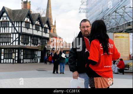 Rifugio senzatetto carità lavoratore fund raising in Hereford City Centre, Regno Unito. Foto Stock