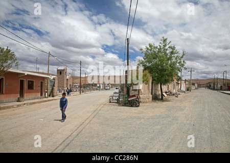 Route 51 passando attraverso la città mineraria di San Antonio de los Cobres nella provincia di Salta, Argentina Foto Stock