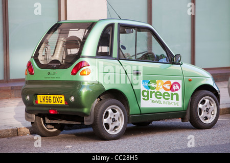 Un G-Wiz auto elettriche per le strade di Londra, Regno Unito. Tali veicoli a emissioni zero aiutano a combattere il cambiamento climatico. Foto Stock