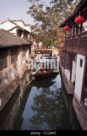 Un canale di Zhouzhuang watertown vicino a Shanghai - Cina Foto Stock