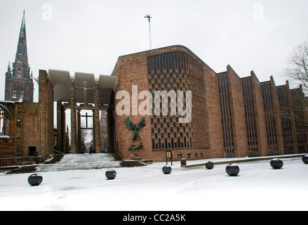 St Michaels, Coventry New Cathedral, progettata dall'architetto Sir Basil Spence, nella neve. Foto Stock