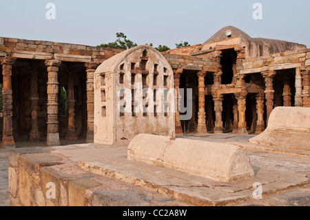 Cortile in Quwwat-ul-Islam (l'potrebbe dell islam moschea), Qutb Minar complesso, New Delhi, India Foto Stock