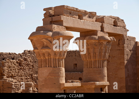 Teste di capitale nella collina fortificata tempio di Qasr el Ghweita, a sud di Kharga Oasis, deserto occidentale d'Egitto Foto Stock