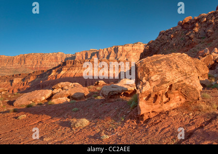 Massi antistanti Paria Plateau scarpata a Vermiglio scogliere monumento nazionale, Arizona, Stati Uniti d'America Foto Stock