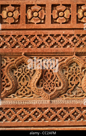 Sculture intricate dettaglio, Alai Darwaza, Qutb Minar complesso, New Delhi, India Foto Stock