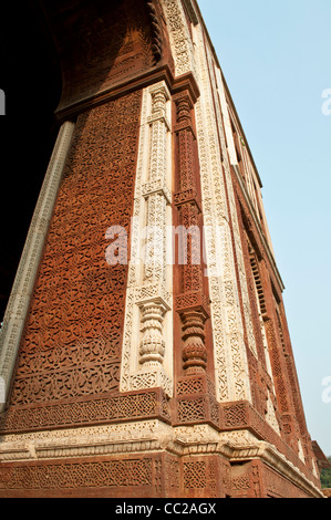 Sculture intricate dettaglio, Alai Darwaza, Qutb Minar complesso, New Delhi, India Foto Stock