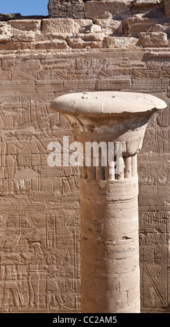 Vista dal tetto del pilastro in collina fortificata tempio di Qasr el Ghweita, a sud di Kharga Oasis, deserto occidentale d'Egitto Foto Stock