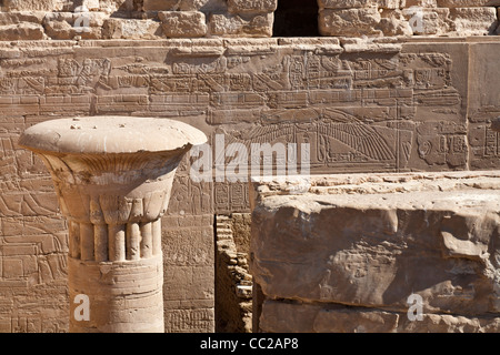 Vista dal tetto del pilastro in collina fortificata tempio di Qasr el Ghweita, a sud di Kharga Oasis, deserto occidentale d'Egitto Foto Stock