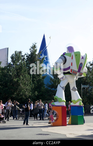 La statua della Disney, il personaggio di Buzz Lightyear a Disneyland Parigi, Francia. Foto Stock