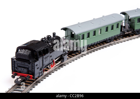 Toy treno a vapore premendo due carri isolati su sfondo bianco Foto Stock