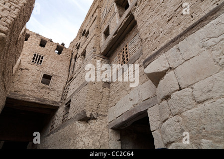 Multi-storia edifici nel villaggio storico di El-Qasr a Dakhla Oasis. Western Desert, Egitto Foto Stock