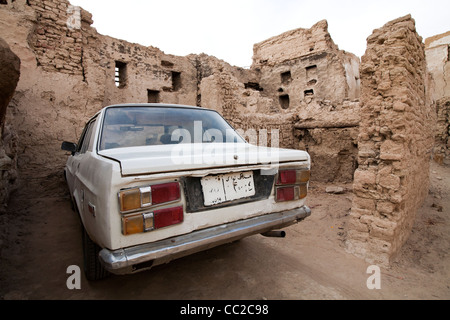 Vecchia auto parcheggiate nel villaggio storico di El-Qasr a Dakhla Oasis. Western Desert, Egitto Foto Stock